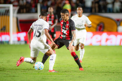 Jogo do Vitória fica marcado pela primeira expulsão pela “Lei Vini Jr.” no futebol brasileiro