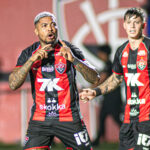 Em noite inspirada, Vitória consegue virada história sobre o Athletico e se classifica na Copa do Brasil