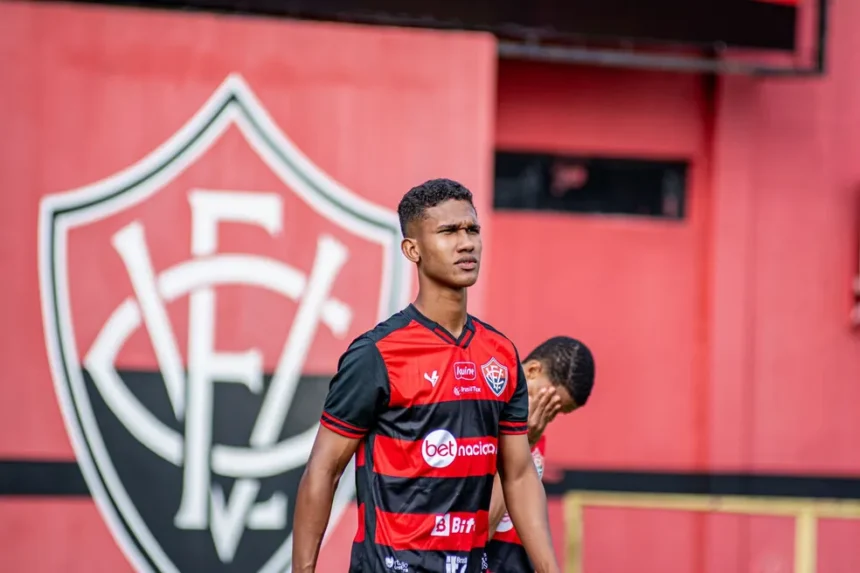 Atleta com passagem pela base do Vitória acerta com clube do futebol europeu