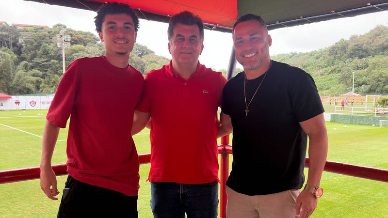 Filho de ex-jogador realiza testes na Academia de Futebol do Vitória