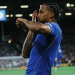 Brasileiro que ficou fora da Copa marca gol relampago em estreia no Campeonato Inglês