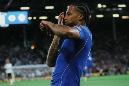 Brasileiro que ficou fora da Copa marca gol relampago em estreia no Campeonato Inglês
