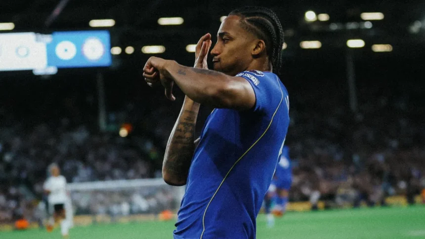 Brasileiro que ficou fora da Copa marca gol relampago em estreia no Campeonato Inglês
