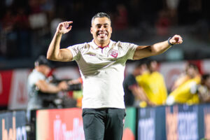 Jair Ventura comemorando o quarto gol do Vitória