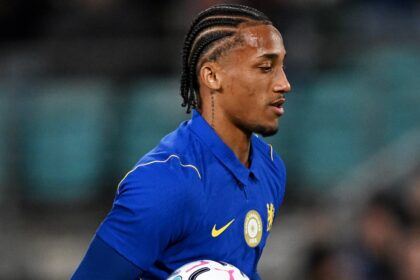 Chelsea acerta renovação contratual com João Pedro em meio ao interesse de outros clubes