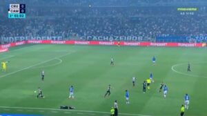 zagueiro Atlético no chão
