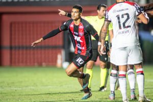 Renê comemorando o terceiro gol do Vitória