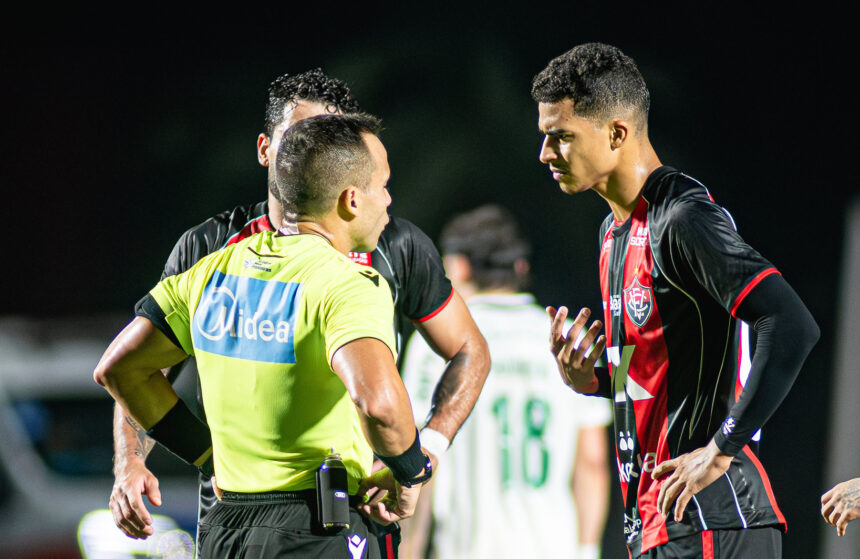STJD denuncia atleta do Palmeiras e trio do Vitória após partida polêmica pelo Brasileirão