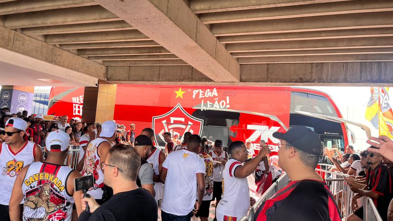 Torcida organizada do Vitória convoca AeroNego antes de viagem da equipe para Curitiba