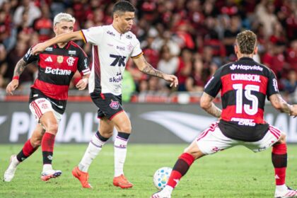 Vitória perde mais uma fora de casa e segue no meio da tabela do Brasileirão