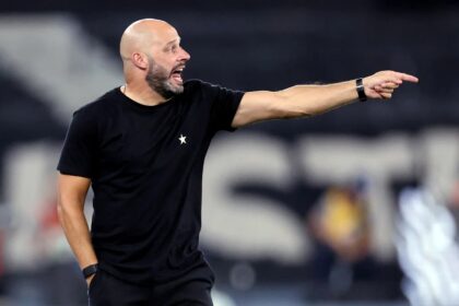 Botafogo anuncia demissão de treinador após derrota para o Vitória