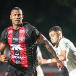 Filho de jogador do Vitória sofre acidente e atleta fica fora do confronto com o Athletico
