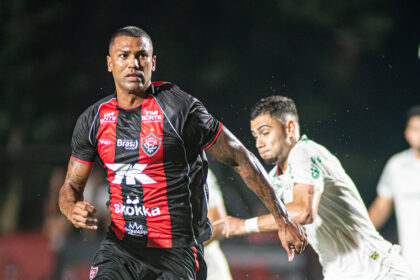 Filho de jogador do Vitória sofre acidente e atleta fica fora do confronto com o Athletico
