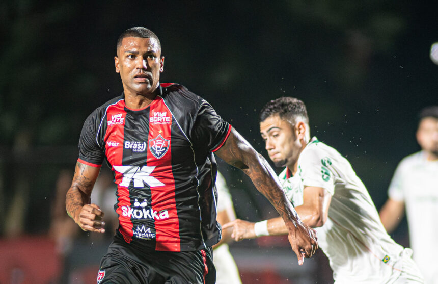 Filho de jogador do Vitória sofre acidente e atleta fica fora do confronto com o Athletico