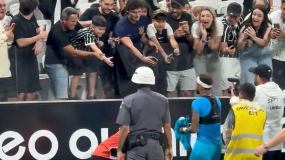 Corinthians repudia atitude de torcedores após criança ser hostilizada por receber camisa de Neymar