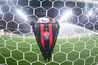 Vitória sofre novo transferban da FIFA por dívida com clube na contratação de atacante