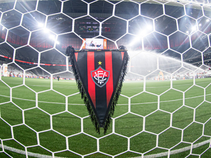 Vitória sofre novo transferban da FIFA por dívida com clube na contratação de atacante