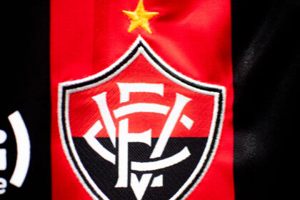 Vitória acerta com zagueiro para a sequência da temporada