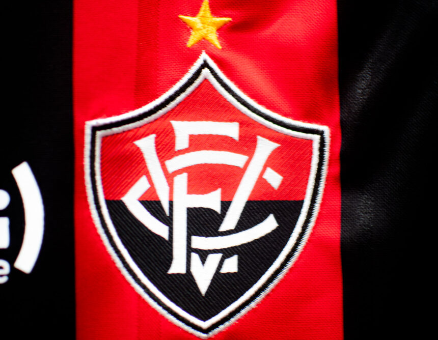 Vitória acerta com zagueiro para a sequência da temporada