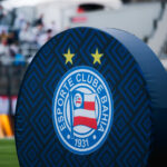 Novo reforço na área! Meia desembarca no Brasil para acertar com o Bahia