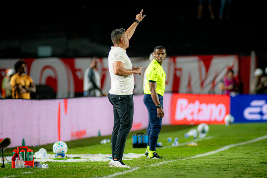 Jair Ventura fala sobre pressão e permanência no Vitória: “sempre acreditei”