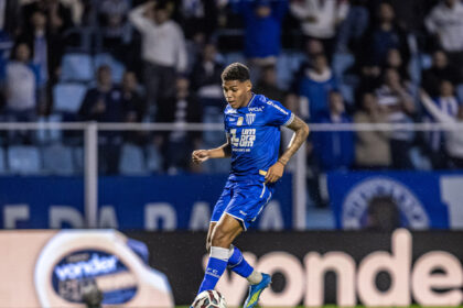 Joia do Bahia ganha oportunidade e estreia como titular em equipe da Série B