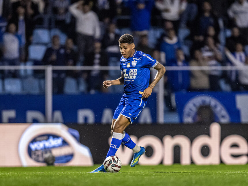 Joia do Bahia ganha oportunidade e estreia como titular em equipe da Série B