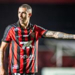 Atleta com passagem recente pelo Vitória marca gol em partida da Liga Europa