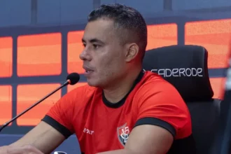 Jair Ventura balança no cargo após eliminação do Vitória na Copa do Brasil