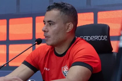 Jair Ventura balança no cargo após eliminação do Vitória na Copa do Brasil