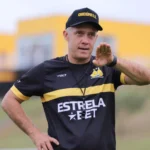 Após tentar acerto com treinador do Vitória, Internacional fecha com novo comandante