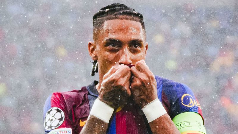 Em temporada impressionante, Raphinha bate recorde histórico pelo Barcelona