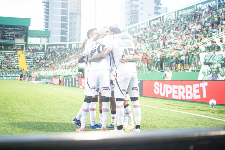 CBF define arbirtagem do confronto entre Vitória e Chapeceonse