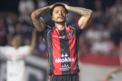 Vitória amarga marca negativa como visitante no Campeonato Brasileiro