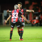Com gols de Erick e Matheuzinho, Vitória goleia Chapecoense e volta a vencer no Brasileirão