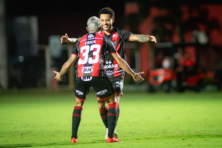 Com gols de Erick e Matheuzinho, Vitória goleia Chapecoense e volta a vencer no Brasileirão