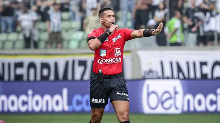 CBF define arbitragem do confronto entre Vitória e Athletico