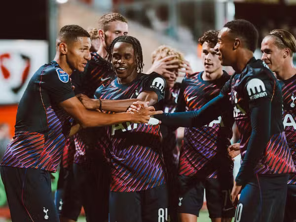 Tottenham reduz valor pedido por Richarlison e fica na expectativa da saída do atacante
