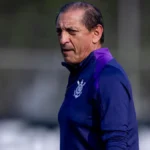 Após demissão de Fernando Diniz, Corinthians estuda o retorno de técnico Argentino para o comando da equipe